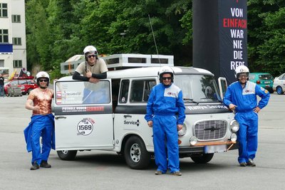 In ihrem Barkas haben sich Matthias Mehner (rechts) und seine drei Freunde viel vorgenommen.
