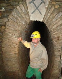 
              <p class="artikelinhalt">Dieter Taube am Mundloch des St. Gideon Erbstollns. </p>
            
