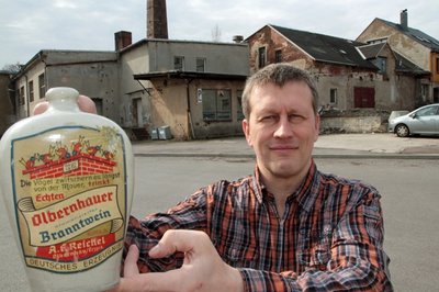 Einst wurde in der Fabrik A. F. Reichel Hochprozentiges herrgestellt. Unternehmer und CDU-Stadtrat Gudio Kolberg will das Gebäude (im Hintergrund) mit staatlicher Förderung abreißen.