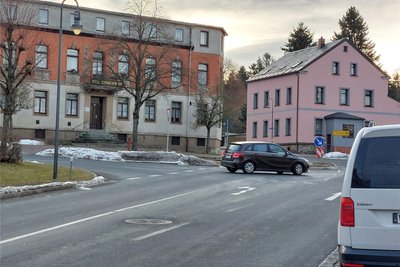 Ein Nadelöhr in Schöneck ist die Einmündung der Bahnhofsstraße in die Klingenthaler Straße. Hier soll ein Verkehrsspiegel für mehr Sicherheit sorgen.