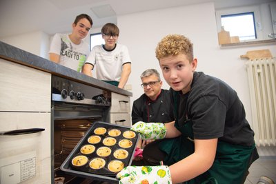 Für die Vor-Weihnachtszeit haben die Schüler der 8. Klassen zusammen mit Thorsten Voigt (Mitte) im Unterrichtsfach Wirtschaft, Technik und Hauswirtschaft (WTH) Plätzchen und Muffins gebacken.