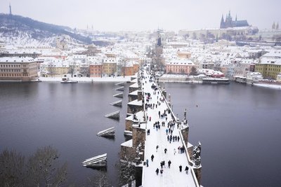 Karlsbrücke mit Schnee: Im Winter ist Prag nicht so stark überlaufen wie sonst.