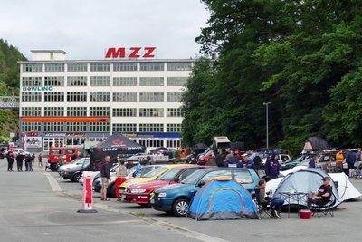 Auf dem Parkplatz am alten MZ-Werk herrschte schon am Abend vor dem Start Hochbetrieb.