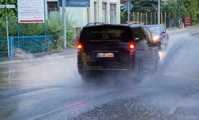 Wie hier auf der Zwickauer Straße in Siegmar überflutete das Regenwasser vorübergehend die Fahrbahnen, ehe es abfloss.