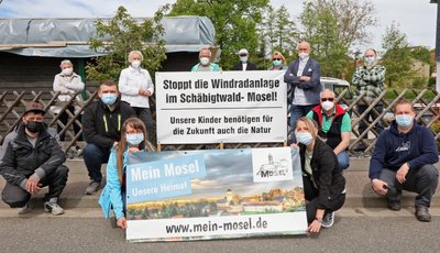 Die Verärgerung von Moselern darüber, dass im Schäbigtgrund nahe der B 93 ein Windrad gebaut werden soll, ist jetzt auch im Ortsbild sichtbar. Bürger haben an einem Grundstück am Platz der Einheit ein Banner angebracht, auf dem sie ihre Sorge zum Ausdruck bringen, dass ein Stück Natur zerstört werde. 