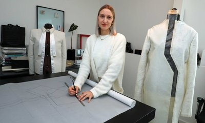 Jungdesignerin Sophie Schramek bei der Arbeit an ihrer Kollektion aus Alpakawolle. 