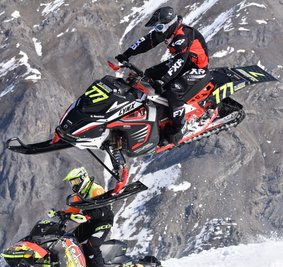 Oliver Reuther vom Skidoo-Club Sayda hat an der Central European Snowcross Trophy teilgenommen und bei den Semi-Profis Bronze geholt. Auch im italienischen Livigno setzte der Familienvater aus Großhartmannsdorf mit seinem Motorschlitten zu Höhenflügen an. 