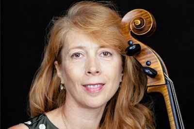 Cellistin Lilia Jatscheva von der Mittelsächsischen Philharmonie spielt zur Matinee im Kino.