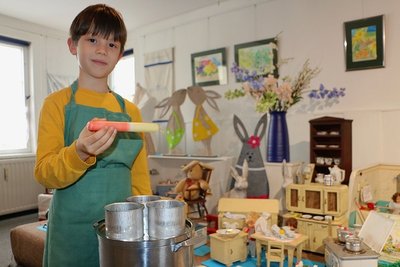 Rafael Arnold macht es Spaß, weiße Kerzen farbig zu gestalten. Die neue Osterausstellung im Pausaer Heimateck bietet einiges zum Entdecken und zum Mitmachen.
