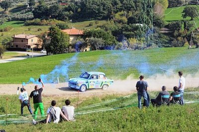 Zwickauer Pappe vor südeuropäischer Landschaft: Mit ihrem Trabant sind Benjamin Derda und Co-Pilot Tino Krajewski bei der Rallyelegend Repubblica di San Marino gestartet. Einen Fanclub hatten sie auch gleich mitgebracht. 