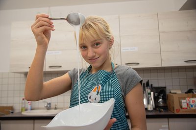Jouline Freidel, Schülerin der 8. Klasse an der Oberschule in Klingenthal, macht das Backen und Kochen mit Thorsten Voigt im Unterrichtsfach Wirtschaft, Technik und Hauswirtschaft (WTH) jede Menge Spaß.