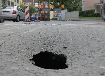 Was ist die Ursache für dieses Loch? Dienstagnachmittag gingen Bauarbeiter der Sache auf den Grund.