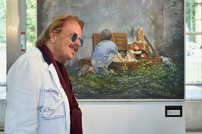 Frank Zander vor seinem Bild "Kinder im Hof". Der Künstler war zurVernissage im Kurort persönlich dabei. 