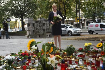 Bundesfamilienministerin Franziska Giffey (SPD) legt am Tatort einen Strauß Blumen nieder.