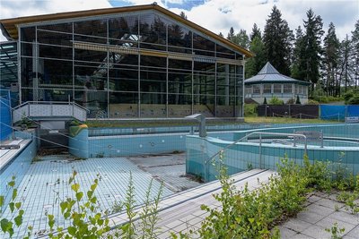 Das Waldbad Brunn ist in den vergangenen Jahren immer weiter verfallen. Das Variobecken im Vordergrund musste geschlossen werden. Im Hintergrund die Schwimmhalle, ebenfalls geschlossen. 