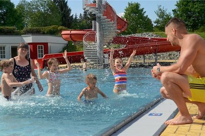 Zur ersten regulären Saison ohne Einschränkungen empfängt das sanierte Treuener Freibad in diesem Jahr die Besucher. Ebenfalls ohne Einschränkungen geht am Samstag das große Badfest über die Wasserfläche. 
