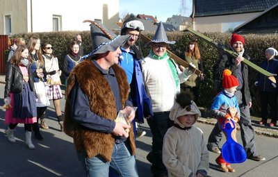 Viele Karnevalisten hatten Skier dabei, denn das Motto der neuen Saison lautet: "Der 1. GCC in Tracht - Hüttengaudi bis es kracht". 