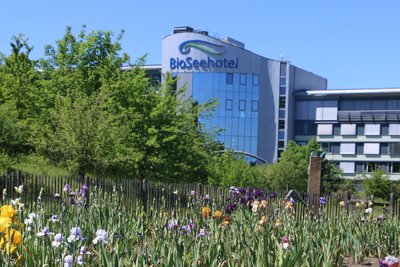 Über den Iris-Garten blickt man zum Bio-Seehotel.
