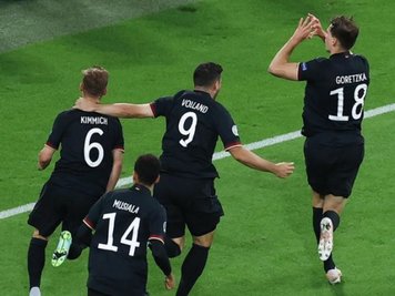 Der Weg ins EM-Finale führt für Goretzka (r.), Kimmich (l.) und Co. von London über Rom zurück auf die Insel. 