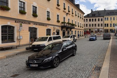 Wenn nicht gerade gesperrt ist, fahren täglich Tausende Autos vor dem Rathaus in Annaberg-Buchholz vorbei. Den Durchgangsverkehr will die Stadt mit einer baulichen Veränderung unattraktiver machen.