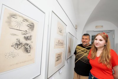 Auch Witzzeichnungen aus der "Berliner Illustrierten" sind zu entdecken. Im Bild: Museologin Sarah Kühnel und Praktikant Jörg Müller. 