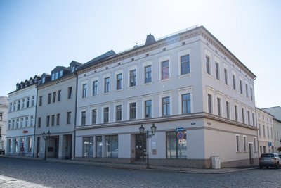 Eine Idee von Kathrin Jakob, die für die Stadt Oelsnitz nicht umsetzbar ist: Fremdenverkehrsamt und Buchhandlung unter einem Dach im früheren Notariat am Markt.