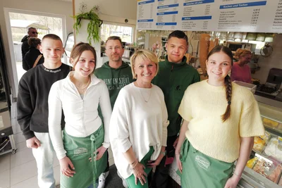 Die neue Strandcafé-Besetzung: Die Zwillinge Lenny und Lilly Ottiger, René Kulik, Susann Ottiger, Lucas Ottiger sowie Sally Rother.