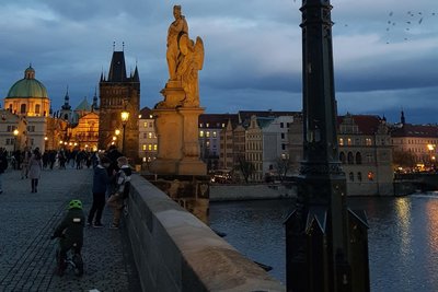 Mittenrein auch für die Kleinsten. Mit dem Laufrad geht es durch die historische Innenstadt.