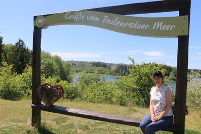 Katrin Schlottke, Mitarbeiterin im Hotel, zeigt den Postkartenausblick auf die Talsperre.