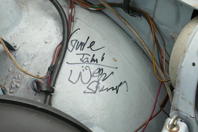 Das Autogramm von Wolfgang Stumph unter der Motorhaube soll Glück bringen.