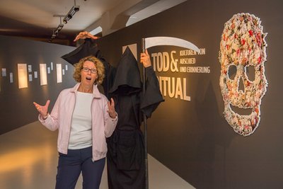 Der Tod, anonymer Bühnenkünstler und selbsternannter Erfinder der "Death-Comedy", hat am Samstag das Archäologiemuseum in Chemnitz besucht.