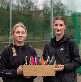Entspannt aus dem Diskusring: Jannika Vasold (l.) und Luise Schmidt haben die Scheiben im alten Jahr noch einmal fliegen lassen. 