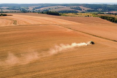 Sommer 2018: Ein Traktor wirbelt Staub auf bei der Feldarbeit auf einem trockenen Feld bei St. Egidien.