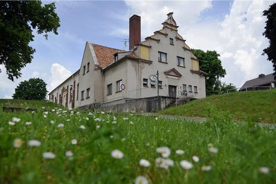 Seit fast einem Jahr bemüht sich die Theed Gruppe aus Chemnitz um das Grundstück der Turnhalle Alte Reichenbacher Straße in Oelsnitz. Hier und auf der Nachbarfläche will sie ein Pflegeheim bauen. 
