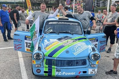 Zwei Männer und ihr Auto: Benjamin Derda (rechts) lenkte den Trabi, der aus Jahnsdorf stammende Tino Krajewski sagte ihm, wohin.