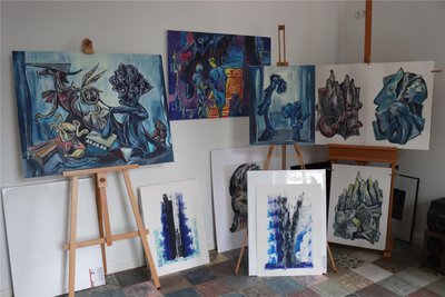Einen Einblick in sein Atelier gewährt der Künstler Jürgen Pinkert.