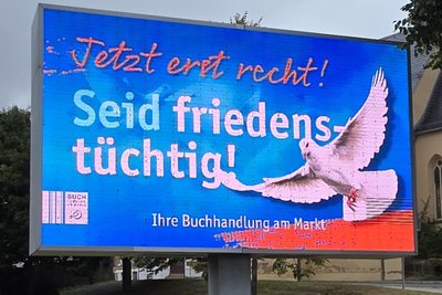 Immer wieder Flagge zeigen für Oelsnitz und eine friedliche Welt gegen Wettrüsten: Eine der jüngsten Aktionen Kathrin Jakobs an der LED-Werbetafel in Oelsnitz.