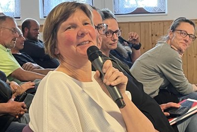 Christina Wittig-Tausch von der Bürgerinitiative Gegenwind Reinsberg machte in der Einwohnerfragerunde Vorbehalte gegen die Windkraftpläne geltend.