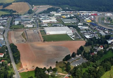 Der neue große Parkplatz direkt neben der Rennstrecke fasst 3000 Stellplätze. Etwa 500 davon werden für Offizielle frei gehalten. Die restlichen Parkplätze stehen Grand-Prix-Besuchern zur Verfügung. Sie kosten pro Tag zehn Euro.