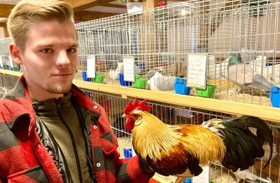 Paul Matatsch hält orangefarbige Zwerg-Italiener. Mit fünf weiteren Jugendlichen aus dem Ort gehört er nun zur Alberodaer Züchtergilde. 