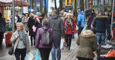 Mit gut 243.600 Einwohnern ist Chemnitz noch immer eine der größten Städte im Osten Deutschlands. Zuletzt allerdings gab es weniger Geburten, deutlich mehr Sterbefälle und nur noch vergleichsweise kleine Bevölkerungsgewinne aus Zuwanderung. 
