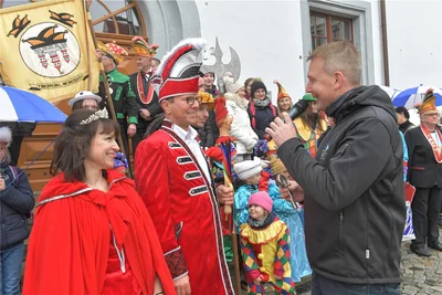 OB Sven Krüger (rechts) stimmte das Prinzenpaar Sandra die 1. und Rico den 1. auf die Regentschaft ein .