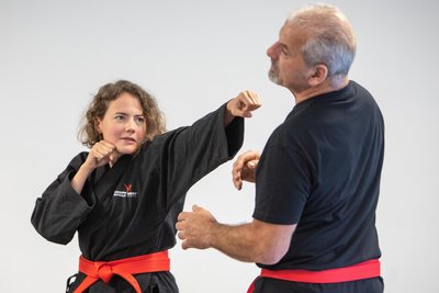 Bei Karate werden Selbstschutz und sicheres Auftreten vermittelt.