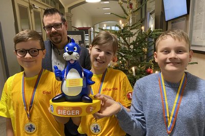 Die Tagessieger aus Reichenbach mit Sendungs-Maskottchen Piet Flosse. Emil Ritter, Katharina Richter und Johannes Engelhardt (von links) freuen sich mit Schulleiter Christian Reinsch auf die Ausstrahlung der Quizshow.