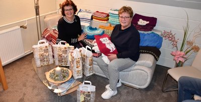 Christina Gaudlitz (links) und Ute Mittelsdorf freuen sich über die gestrickten Pullover und die Geschenkbeutel für Odessa. 
