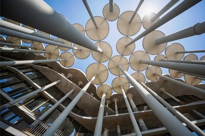 Der Neubau der Sächsischen Aufbaubank in Leipzig mit seinem aus 159 Säulen bestehenden Säulengarten: Das architektonisch anspruchsvolle Bauwerk bietet Platz für rund 500 Arbeitsplätze.