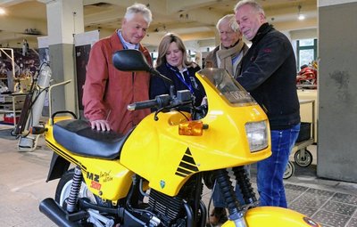 Der ehemalige Schlosser Fred Meyer, Museumsmitarbeiterin Dajana Kunze, der frühere Konstruktionsleiter Franz Wolf sowie der einstige Chefkonstrukteur Bernd Baumgartl (von links) beim Fachsimpeln. Hier schauen sie sich eine MZ 500 Country an, in die ein Rotax-Motor integriert war. 