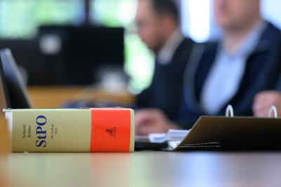 Der Angeklagte (rechts) während des Prozesses neben seinem Anwalt