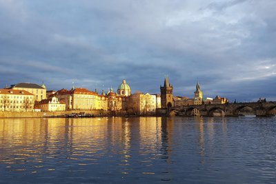 Nachmittagsstimmung an der Moldau mit Blick auf die Karlsbrücke.