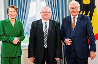 Klaus Wudmaska aus Plauen beim Neujahrsempfang im Schloss Bellevue, umrahmt von Bundespräsident Frank-Walter Steinmeier und dessen Ehefrau Elke Büdenbender. 
